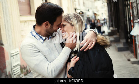 Romantico giovane coppia felice baciando e abbracciando Foto Stock