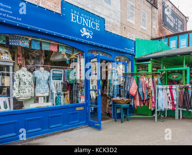 La casa di Eunice - un pittoresco, un commercio equo ed etico, tessuti eleganti, i prodotti tessili e di abbigliamento shop, Gabriel's Wharf, South Bank di Londra, Inghilterra, Regno Unito. Foto Stock