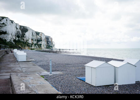 Capanne sulla spiaggia presso la località balneare francese di le Tréport Foto Stock