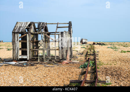 Un pescatore abbandonate del capanno sulla spiaggia di dungeness Foto Stock