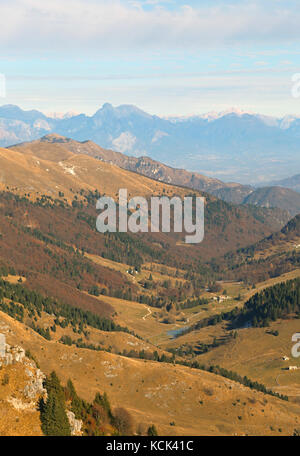 Vista panoramica della pianura italiana e valle dal monte chiamato monte grappa in provincia di Vicenza - Italia Foto Stock