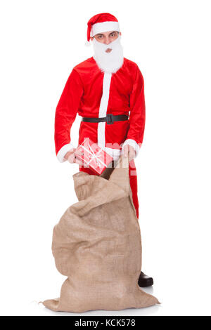 Borsa Babbo Natale con regali su sfondo bianco Foto Stock