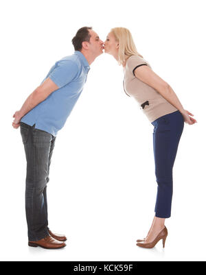 Ritratto di giovane coppia baciare. Isolato su bianco Foto Stock