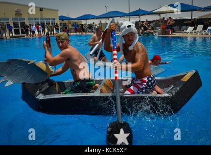 I soldati statunitensi gareggiano in una regata in barca fatta in casa durante l'Independence Day presso la base aerea di al Udeid il 4 luglio 2017 vicino a Doha, Qatar. (Foto di Michael Battles via Planetpix) Foto Stock