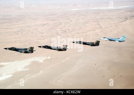 Tre US Air Force F-111 Aardvark Tactical Fighter bomber velivoli e un US Air Force EF-111a raven electronic warfare Aeromobili sorvolano il deserto in formazione durante operazione desert shield maggio 20, 1992 in Arabia Saudita. (Foto di rose s. Reynolds via planetpix) Foto Stock