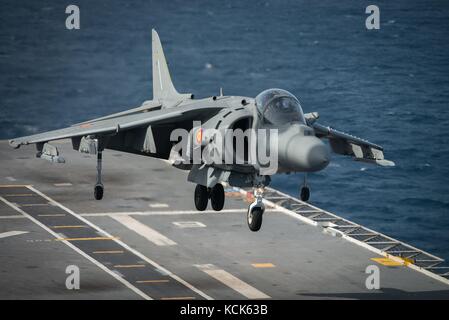 La marina spagnola AV-8B Harrier II massa-attacco aereo atterra sul ponte di volo a bordo della Marina spagnola Juan Carlos I di classe assalto anfibio nave esp JUAN CARLOS I durante l'esercizio nobile giustificazione 20 ottobre 2014 nell'oceano atlantico. (Foto di c. artigues via planetpix) Foto Stock