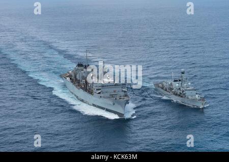 La nave di supporto da combattimento veloce USNS Supply (Left) della US Navy Supply si forma con la fregata classe Duke della Royal Navy Type 23 HMS Iron Duke durante un rifornimento in mare per l'esercitazione Saxon Warrior 5 agosto 2017 nell'Oceano Atlantico. (Foto di MCS2 Michael B. Zingaro via Planetpix) Foto Stock