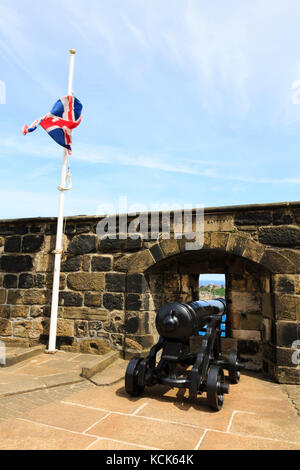 Canon e Union Jack flag su mezza luna batteria, il Castello di Edimburgo, Edimburgo, Scozia. Foto Stock