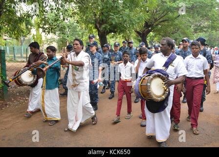 Musicisti indiani portano una processione della marina degli Stati Uniti i marinai al loro arrivo al giovane mens associazione cristiana scuola secondaria durante l'esercizio malabar luglio 12, 2017 a Chennai, India. (Foto di mcs2 erickson b magno via planetpix) Foto Stock