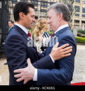 Il presidente messicano Enrique pena Nieto (sinistra) saluta il presidente colombiano Juan Manuel Santos al Palazzo presidenziale Narino il 27 ottobre 2016 a Bogotà, Colombia. (Foto della presidenza messicana foto via Planetpix) Foto Stock