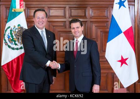 Il presidente panamense Juan Carlos Varela Rodriguez (a sinistra) incontra il presidente messicano Enrique pena Nieto durante una visita al Palazzo Nazionale il 14 novembre 2016 a città del Messico, Messico. (Foto della presidenza messicana foto via Planetpix) Foto Stock