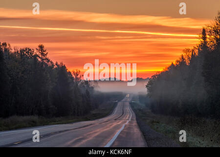 Sunrise lungo l'autostrada 28 in Michigan settentrionale, U.S.A. Foto Stock