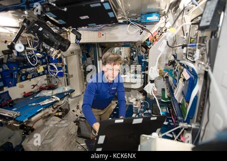 La NASA International Space Station Expedition 51, membro principale dell'equipaggio, l'astronauta statunitense Peggy Whitson, lavora a un esperimento all'interno del modulo Harmony il 28 giugno 2017 in orbita terrestre. (Foto della NASA foto via Planetpix) Foto Stock