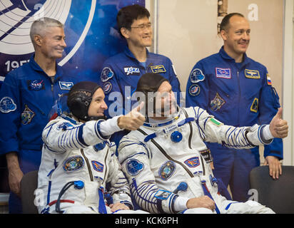 NASA International Space Station Expedition 52 i membri principali dell'equipaggio l'astronauta americano Randy Bresnik (a sinistra) e l'astronauta italiano Paolo Nespoli dell'Agenzia spaziale europea danno un pollice in attesa di avere la loro tuta spaziale Sokol controllata in preparazione del lancio Soyuz MS-05 al cosmodromo di Baikonur il 28 luglio 2017 a Baikonur, Kazakistan. (Foto di Joel Kowsky via Planetpix) Foto Stock