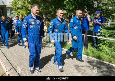 NASA International Space Station Expedition 52 membri dell'equipaggio (L-R) l'astronauta italiano Paolo Nespoli dell'Agenzia spaziale europea, il cosmonauta russo Sergey Ryazanskiy di Roscosmos e l'astronauta americano Randy Bresnik lasciano il Cosmonaut Hotel per prepararsi al lancio Soyuz MS-05 il 28 luglio 2017 a Baikonur, Kazakistan. (Foto di Victor Zelentsov via Planetpix) Foto Stock