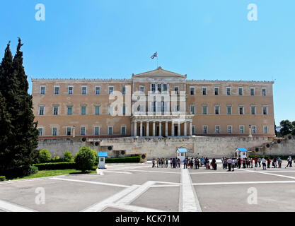 Athens, Grecia - 04 maggio: il parlamento greco palazzo che si affaccia sulla piazza Syntagma ad Atene, Grecia - 04 maggio 2015; il vecchio palazzo reale che ospitava il GRE Foto Stock