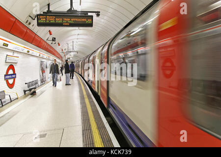 London, Regno Unito - 20 novembre: linea central liverpool street tube station piattaforma in london, Regno Unito - 20 novembre 2011; metro Treno in avvicinamento a liverpool str Foto Stock