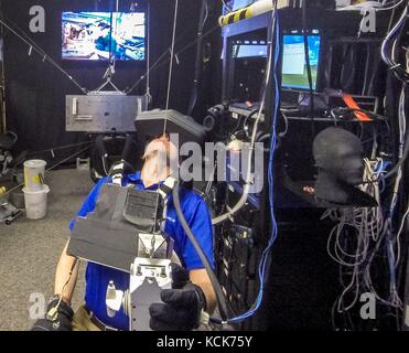 L'astronauta della NASA tyler nick aia treni con la procedura semplificata di aiuti per il salvataggio di eva (più sicuro) simulatore presso il Johnson Space Center Virtual Reality lab aprile 26, 2017 in Houston, Texas. (Foto di j.m. eddins jr. via planetpix) Foto Stock