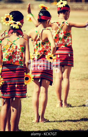 Ragazze filippini preparare alla danza presso il festival panagbenga (fiori che sbocciano festival) o baguio festival dei fiori in un colorato costume tribale Foto Stock