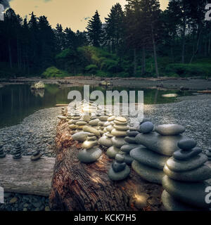 Pile di rocce poste su registri al ruby beach ,Penisola Olimpica, lavaggio, Stati Uniti d'America Foto Stock