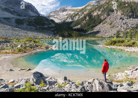 Escursionista esplorare Riva di tomaia Joffre lago a Joffre laghi parco provinciale in British Columbia, Canada. Foto Stock