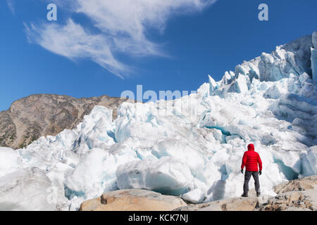 Escursionista nella parte anteriore del ghiacciaio Matier in Joffre laghi parco provinciale, British Columbia, Canada. Foto Stock