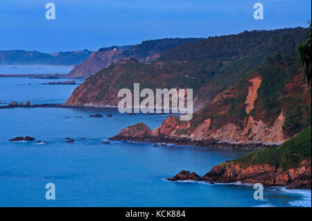 Asturias Costa, Golfo di Biscaglia, a est di cudillero, Asturias, Spagna Foto Stock