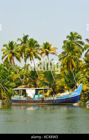 Ormeggiate barche da pesca nelle lagune tra quilon e cochin, Kerala, India Foto Stock