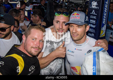 Barcellona, Spagna. 05 ottobre 2017. I tifosi incontrano l'attuale campione del mondo Rally Sébastien Ogier (fra) dopo la tappa di Shakedown del Rally de España del Campionato Mondiale Rally FIA 2017. Credit: Hugh Peterswald/Pacific Press/Alamy Live News Foto Stock