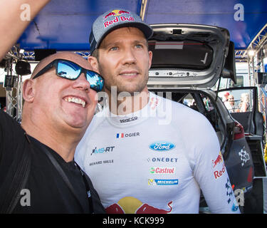 Barcellona, Spagna. 05 ottobre 2017. I tifosi incontrano l'attuale campione del mondo Rally Sébastien Ogier (fra) dopo la tappa di Shakedown del Rally de España del Campionato Mondiale Rally FIA 2017. Credit: Hugh Peterswald/Pacific Press/Alamy Live News Foto Stock