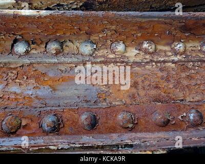 Una chiusura di un acciaio arrugginito trave rivettato Foto Stock