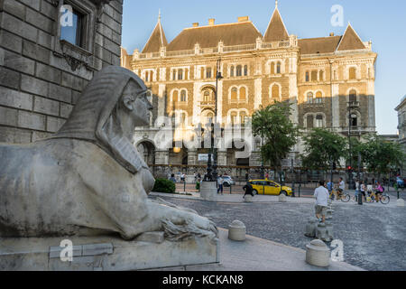 Budapest, Ungheria. Luglio 13, 2017. Femmina statua sphinx at Royal Opera House di Budapest, Ungheria Foto Stock