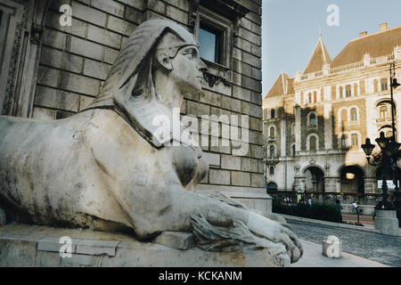 Femmina statua sphinx at Royal Opera House di Budapest, Ungheria Foto Stock