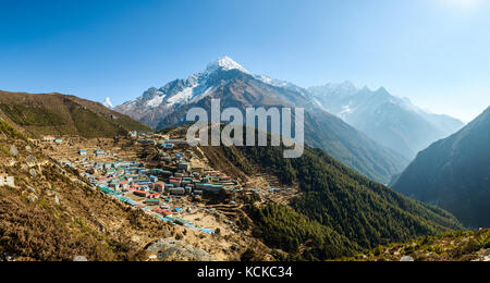 Vista panoramica del Namche Bazaar e della montagna Thamserku nel quartiere di Solukhumbu, Nepal Foto Stock