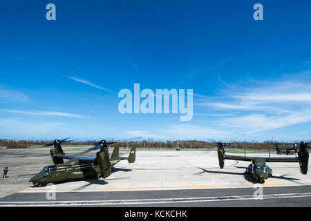 Stati Uniti Marine Corps MV-22 Asprì taxi fuori verso la pista davanti al Presidente Trump's arrivo a Muñiz Air National Guard Base, Puerto Rico, ottobre 2 Foto Stock