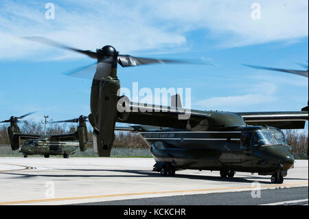 Stati Uniti Marine Corps MV-22 Asprì taxi fuori verso la pista davanti al Presidente Trump's arrivo a Muñiz Air National Guard Base, Puerto Rico, ottobre 2 Foto Stock