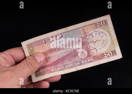 Una vecchia banconota del Bangladesh a portata di mano Foto Stock