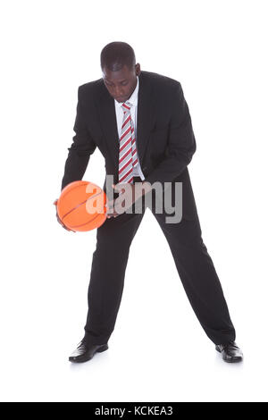Ritratto di giovane imprenditore africana giocare a basket Foto Stock