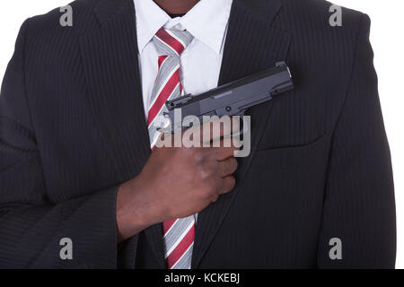 Ritratto di giovane uomo bello con la pistola Foto Stock