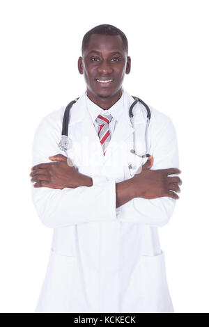 Ritratto di un giovane africano medico maschio su sfondo bianco Foto Stock