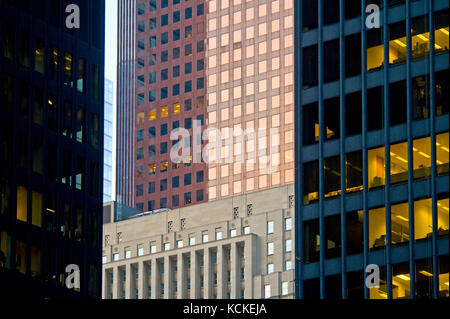 In cemento e vetro torri nel centro cittadino di Toronto Foto Stock