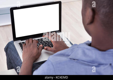 Close-up di uomo africano digitando su laptop Foto Stock
