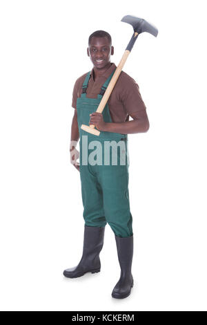 Giardiniere maschio tenendo la pala su sfondo bianco Foto Stock