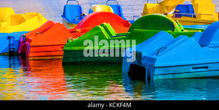 Abstract shot, colorato di ricostruzione in acqua, barche a pedali, rosso, giallo, verde, blu Foto Stock