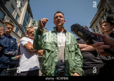 Tommy Robinson, leader della difesa inglese League (EDL), parla di premere al di fuori di Old Bailey Court a Londra, Regno Unito. Foto Stock