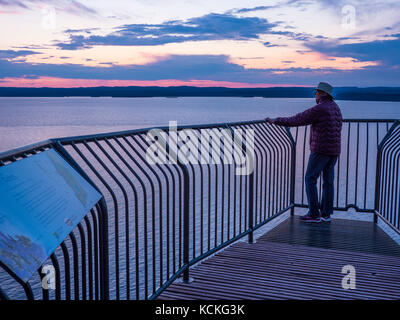 La donna a Thunder Bay Lookout, Sleeping Giant Parco Provinciale, Ontario, Canada. Foto Stock