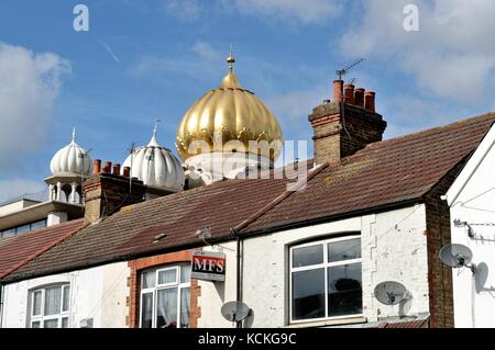 La cupola dorata di Gurdwara Sri Guru Singh Sabha Southall West London REGNO UNITO Foto Stock