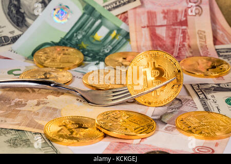 Cryptocurrency bitcoin getting nuovo disco forcella cambia. golden bitcoins sono sulle banconote di diversi paesi del mondo Foto Stock