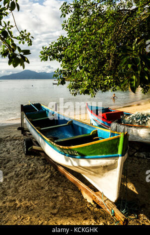 Barca sulla sabbia a Ponta do Sambaqui Beach. Florianopolis, Santa Catarina, Brasile. Foto Stock