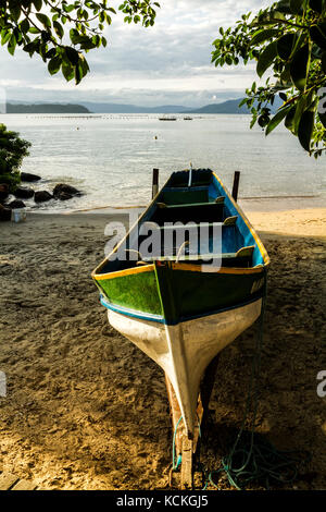 Barca sulla sabbia a Ponta do Sambaqui Beach. Florianopolis, Santa Catarina, Brasile. Foto Stock